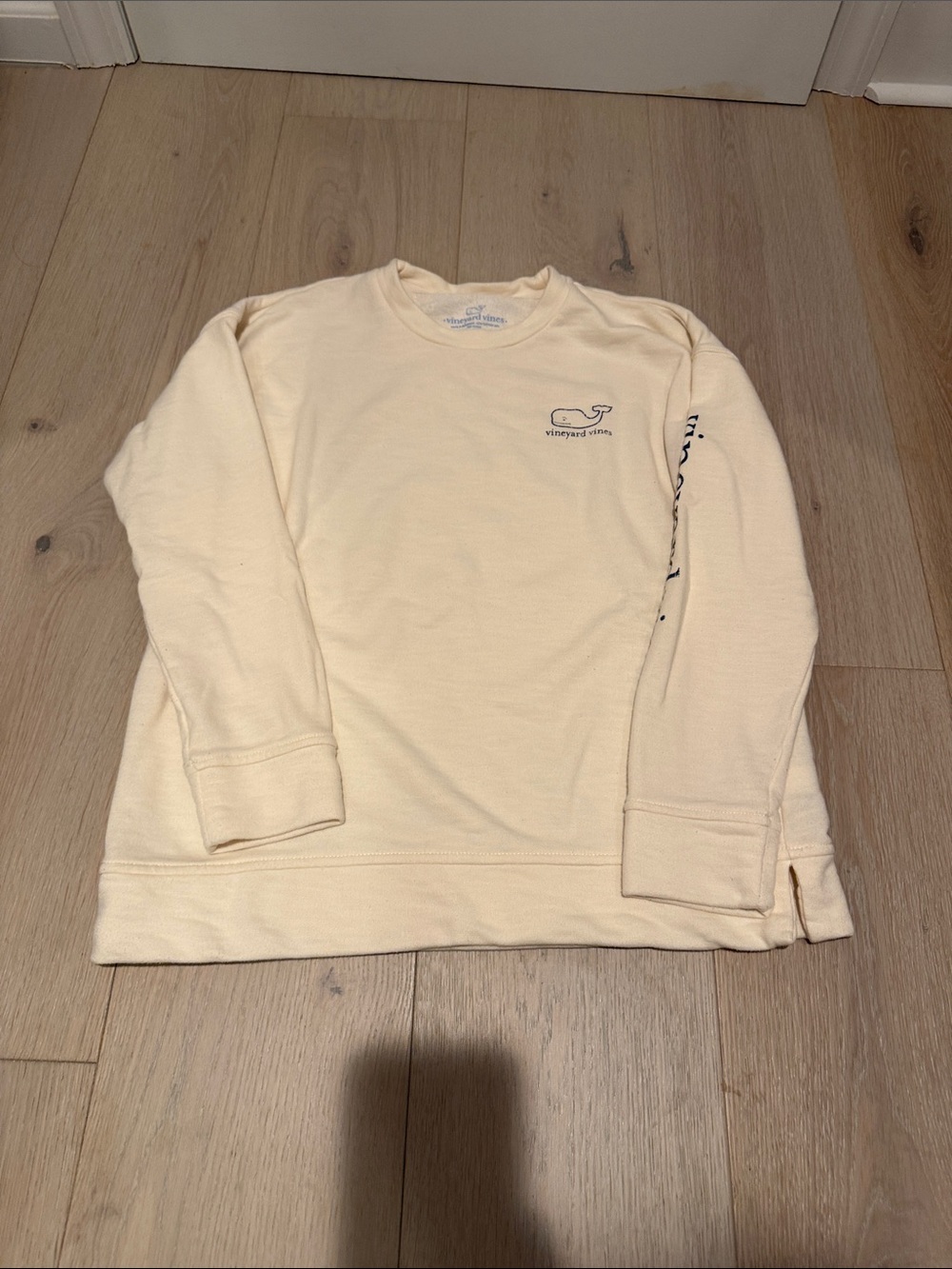Vineyard Vines women’s Cream Crewneck with Whale Logo size medium worn once